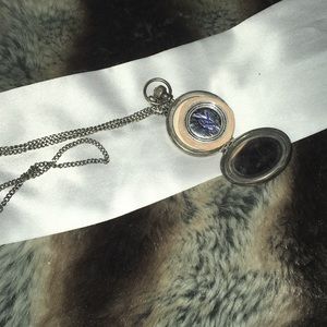 Estée Lauder compact pendant